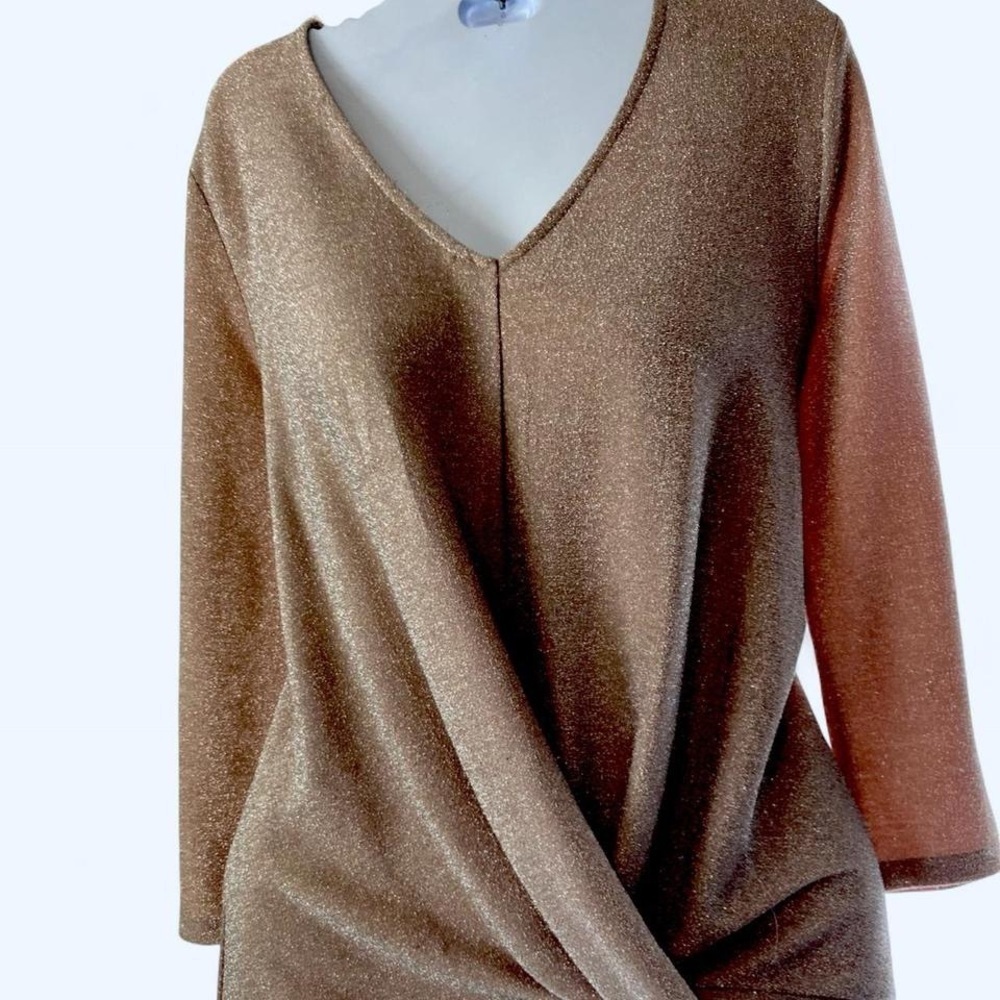 Gold sparkly long sleeve top with V neck #glamour Chloe & Jasmine M